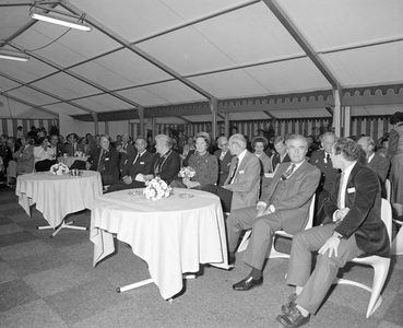 885090 Afbeelding van de genodigden in de VIP-tent op het Wielingenplein in de Rivierenwijk te Utrecht, met centraal ...